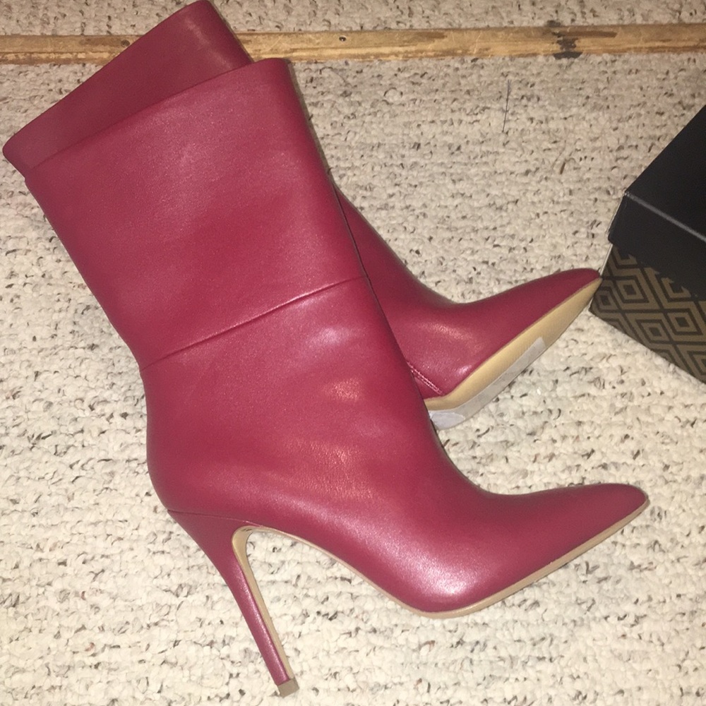 Charles David Scarlett Heeled Boots